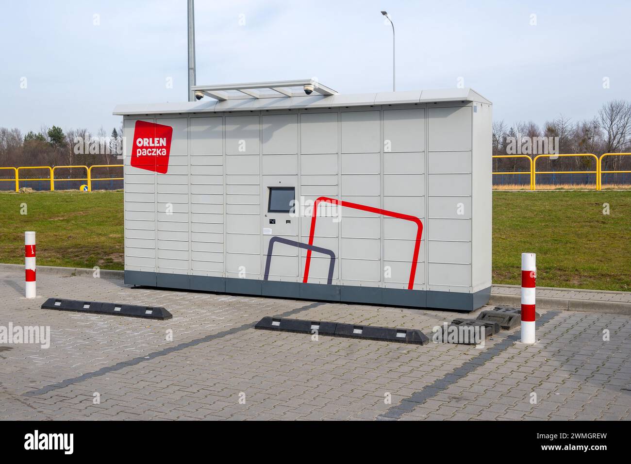 Gdynia, Polen - 25. Februar 2024: Selbstbedienungszustellstation für Paketautomaten Orlen. Automatisiertes Paketterminal (Paketschließfach, Postterminal) auf dem Stockfoto