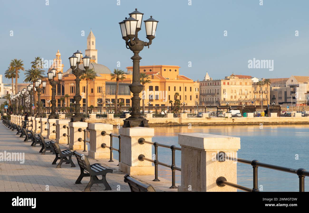 Bari - die Promenade mit Theater im Morgenlicht. Stockfoto