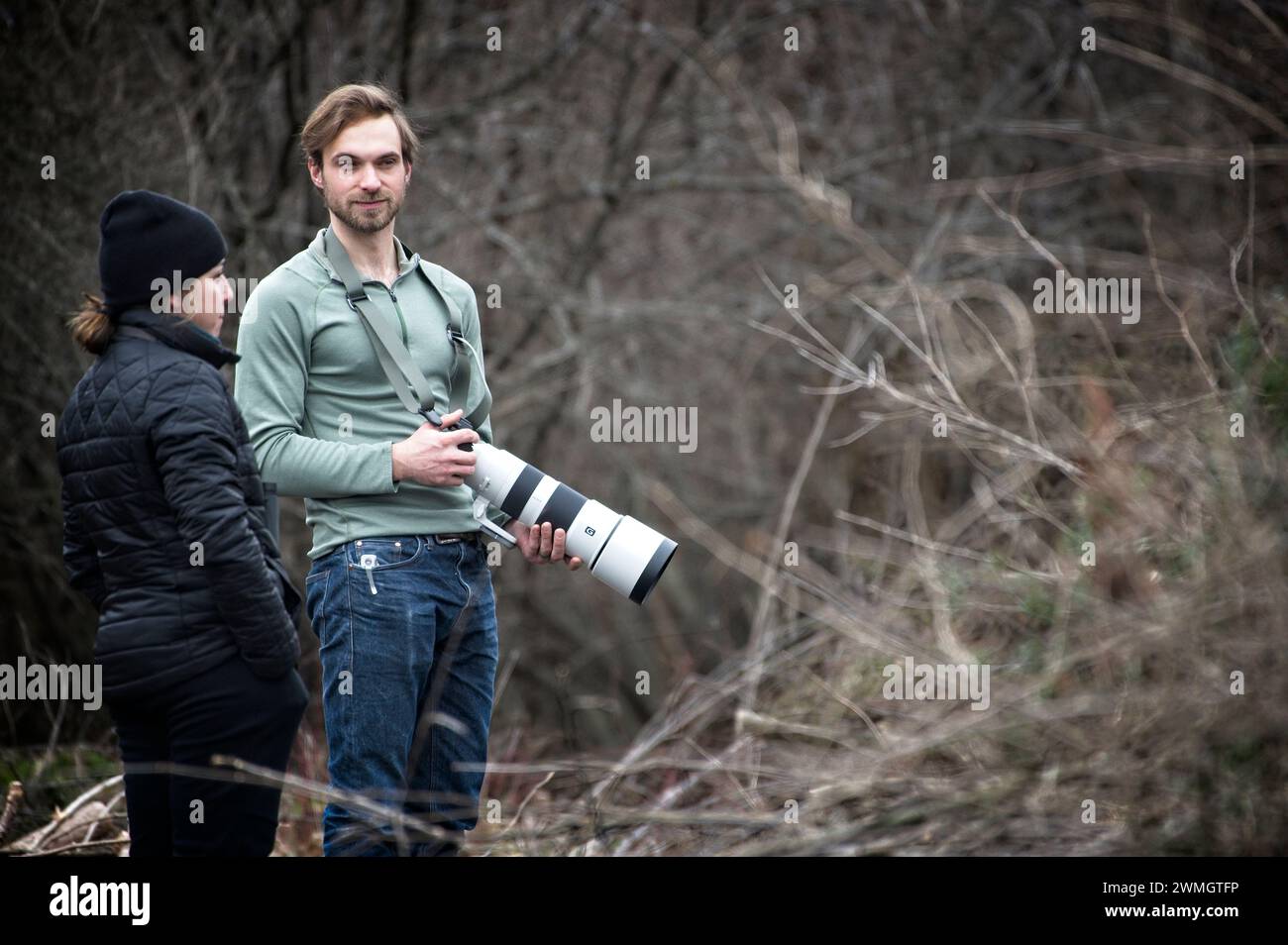 USA; 23.02.2024; Teilnehmer des Foto-Workshops während der Außenarbeit. Dies ist ein Lied Bird Work Shop, der lernt, wie man mit langem Glas und mit einem fotografiert Stockfoto