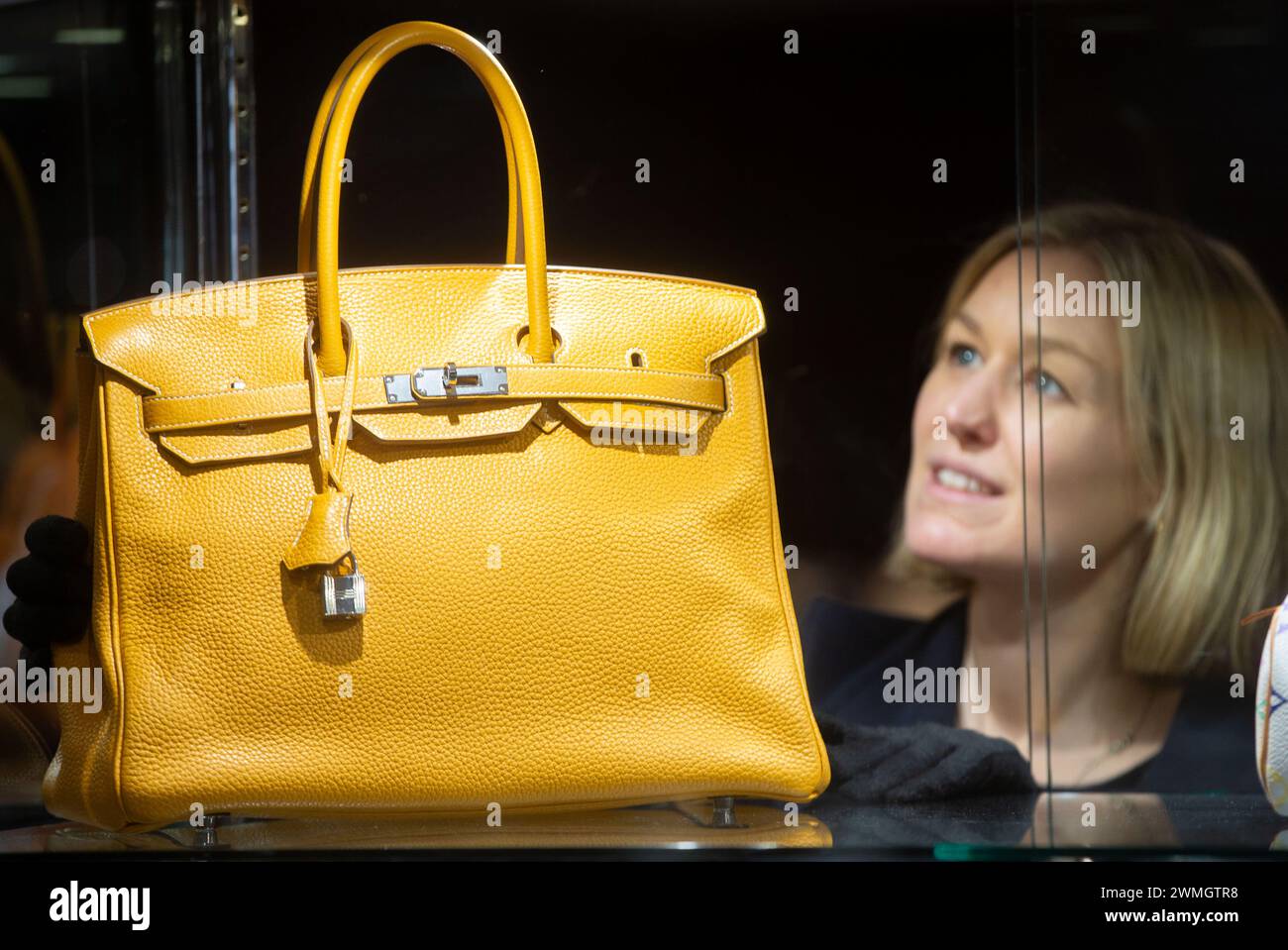 London, England, Großbritannien. Februar 2024. Ein Mitarbeiter von Hermes: A Moutarde Clemence Leather Birkin 35 (Est Â 6.000 - Â 8.000 t) bei einer Vorschau auf Bonhams bevorstehende Designer Handtaschen und Fashion Sale (Credit Image: © Tayfun Salci/ZUMA Press Wire) NUR ZUR REDAKTIONELLEN VERWENDUNG! Nicht für kommerzielle ZWECKE! Quelle: ZUMA Press, Inc./Alamy Live News Stockfoto