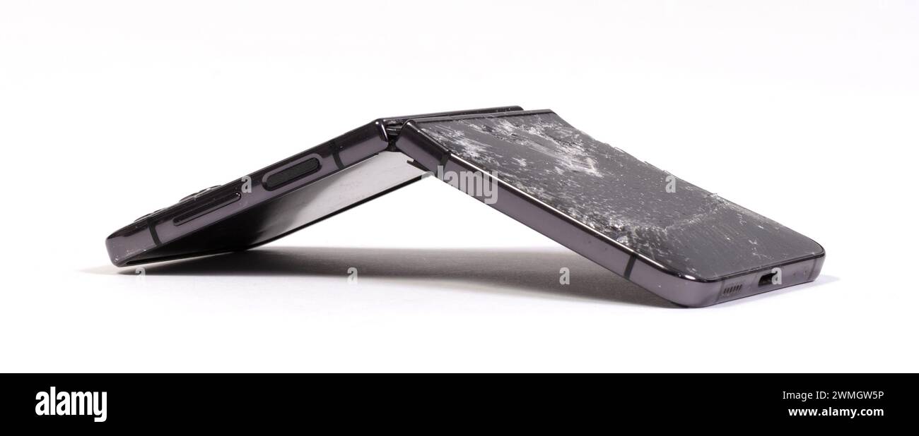Defektes, faltbares Smartphone auf weißem Hintergrund Stockfoto