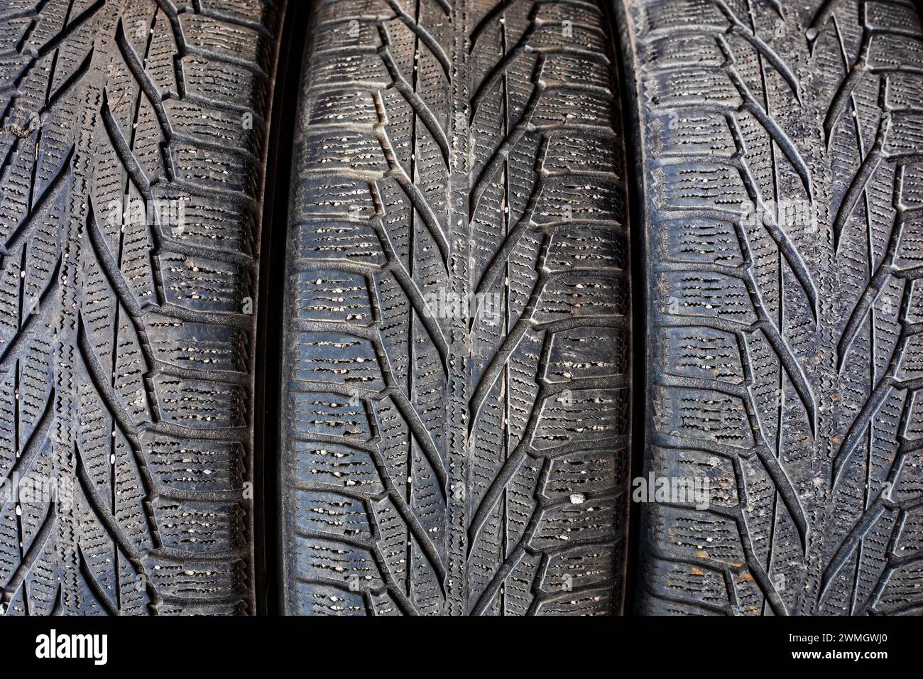 Nahaufnahme des Reifenprofils der Winterreifen. Sicherheit im Straßenverkehr Stockfoto