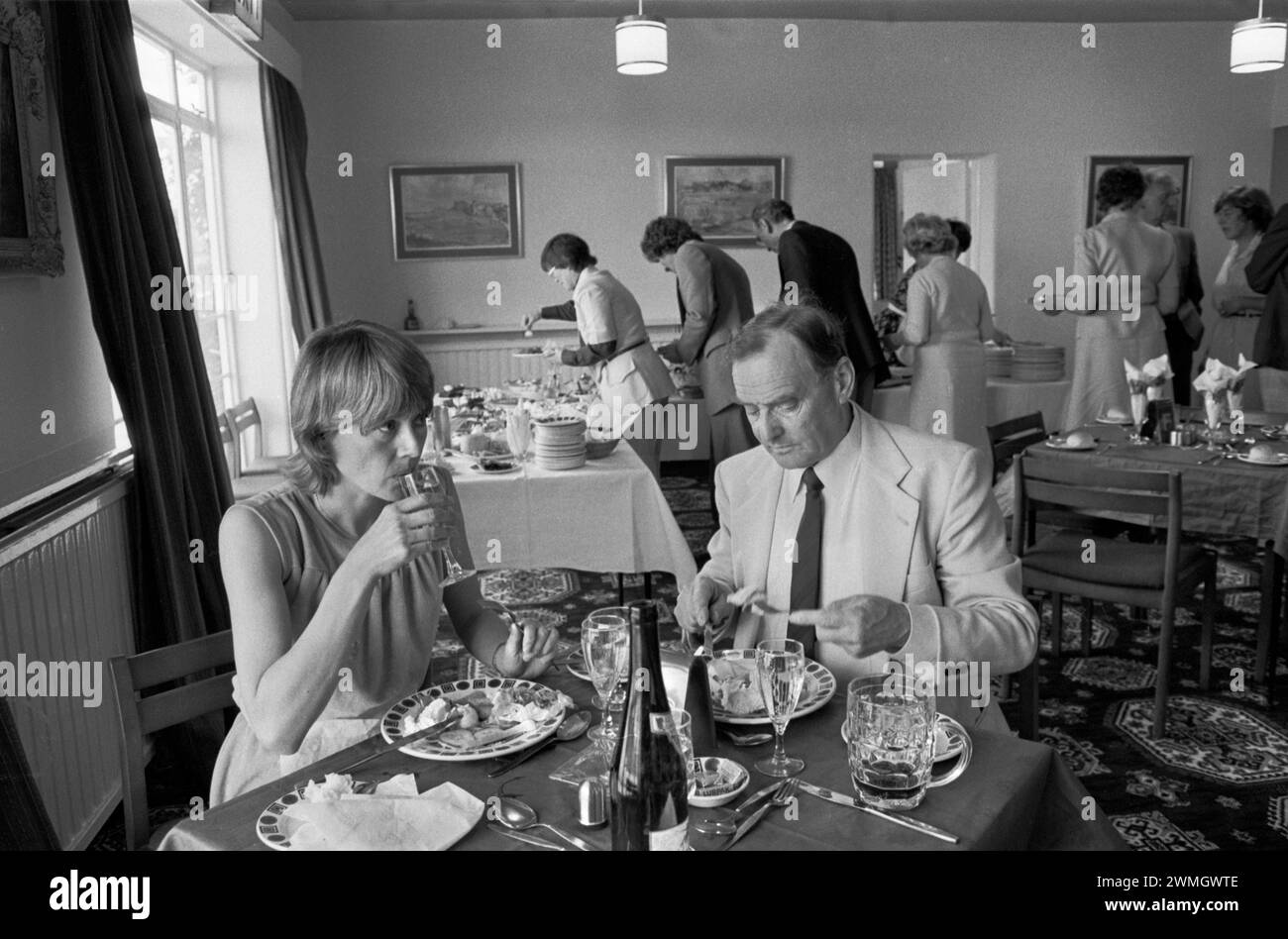 Mittelengland der 1980er Jahre, Mittelklasse, Paar mittleren Alters. Mittagsbuffet am Sonntag im Didsbury Golf Club. Didsbury, Manchester, England Großbritannien 1981 HOMER SYKES Stockfoto