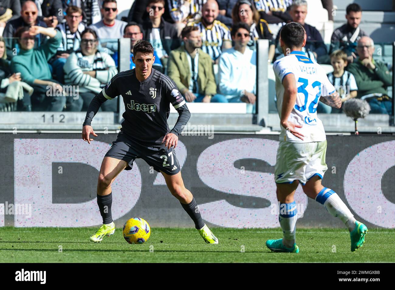 Turin, Italien. Februar 2024. Andrea Cambiaso von Juventus FC (L) und Emanuele Valeri von Frosinone Calcio (R), die während des Fußballspiels der Serie A 2023/24 zwischen Juventus FC und Frosinone Calcio im Allianz Stadium in Aktion waren. Endpunktzahl: Juventus 3 | 2 Frosinone. Quelle: SOPA Images Limited/Alamy Live News Stockfoto