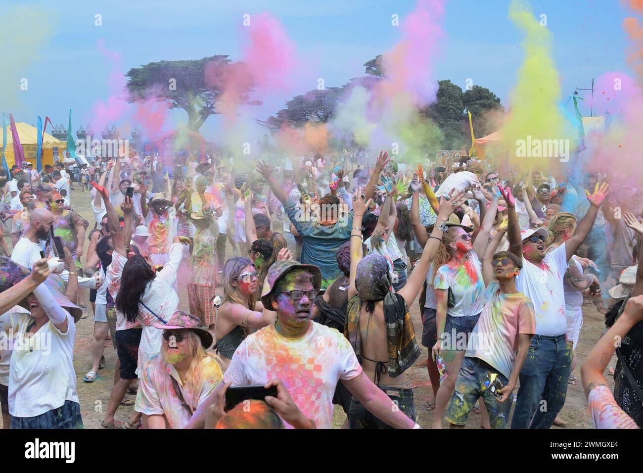 Menschen, die Festivals der Farben Holi (ein Teil der Feier der Einheit des menschlichen Geistes) feiern, organisiert von Explore Hare Krishna Valley in Melbourne. Holi ist eine heilige alte Tradition der Hindus, ein Urlaub in vielen staaten von Indien und Nepal mit regionalen Feiertagen in anderen Ländern. Es ist eine kulturelle Feier, die Hindus und nicht-Hindus gleichermaßen die Gelegenheit gibt, Spaß mit anderen Menschen zu haben, indem sie farbiges Wasser und Pulver namens gulal auf einander werfen, um den Triumph des Guten über das Böse zu ehren. Die Gäste zünden Lagerfeuer an, essen Süßigkeiten und tanzen zu traditioneller Volksmusik. (Pho Stockfoto