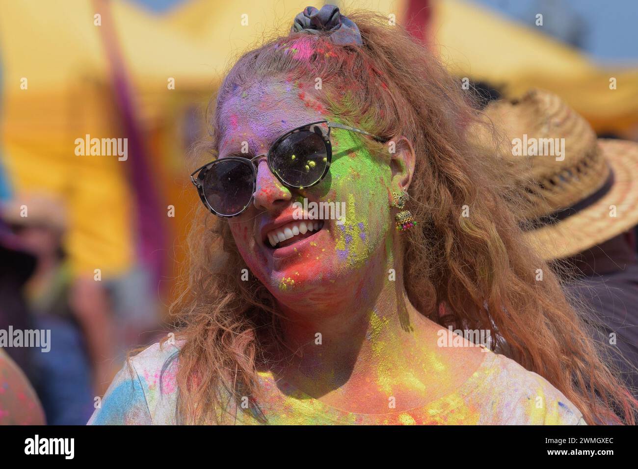 Menschen, die Festivals der Farben Holi (ein Teil der Feier der Einheit des menschlichen Geistes) feiern, organisiert von Explore Hare Krishna Valley in Melbourne. Holi ist eine heilige alte Tradition der Hindus, ein Urlaub in vielen staaten von Indien und Nepal mit regionalen Feiertagen in anderen Ländern. Es ist eine kulturelle Feier, die Hindus und nicht-Hindus gleichermaßen die Gelegenheit gibt, Spaß mit anderen Menschen zu haben, indem sie farbiges Wasser und Pulver namens gulal auf einander werfen, um den Triumph des Guten über das Böse zu ehren. Die Gäste zünden Lagerfeuer an, essen Süßigkeiten und tanzen zu traditioneller Volksmusik. (Pho Stockfoto