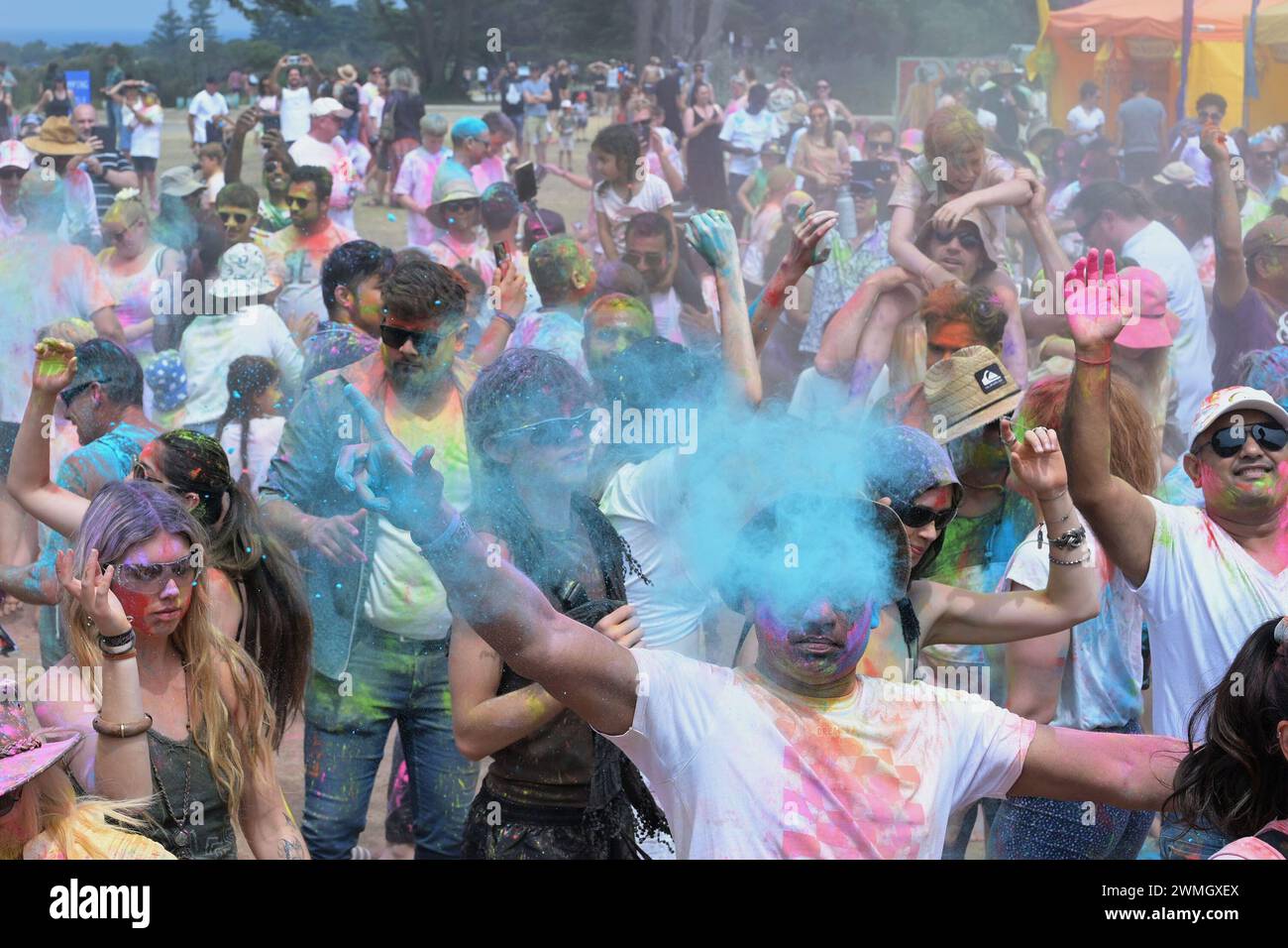 Menschen, die Festivals der Farben Holi (ein Teil der Feier der Einheit des menschlichen Geistes) feiern, organisiert von Explore Hare Krishna Valley in Melbourne. Holi ist eine heilige alte Tradition der Hindus, ein Urlaub in vielen staaten von Indien und Nepal mit regionalen Feiertagen in anderen Ländern. Es ist eine kulturelle Feier, die Hindus und nicht-Hindus gleichermaßen die Gelegenheit gibt, Spaß mit anderen Menschen zu haben, indem sie farbiges Wasser und Pulver namens gulal auf einander werfen, um den Triumph des Guten über das Böse zu ehren. Die Gäste zünden Lagerfeuer an, essen Süßigkeiten und tanzen zu traditioneller Volksmusik. (Pho Stockfoto