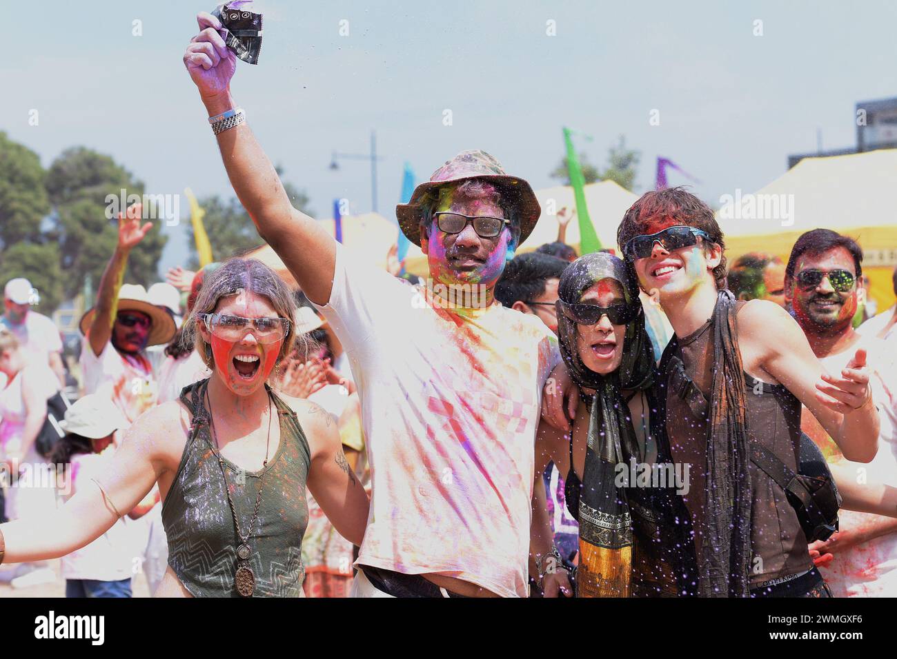 Menschen, die Festivals der Farben Holi (ein Teil der Feier der Einheit des menschlichen Geistes) feiern, organisiert von Explore Hare Krishna Valley in Melbourne. Holi ist eine heilige alte Tradition der Hindus, ein Urlaub in vielen staaten von Indien und Nepal mit regionalen Feiertagen in anderen Ländern. Es ist eine kulturelle Feier, die Hindus und nicht-Hindus gleichermaßen die Gelegenheit gibt, Spaß mit anderen Menschen zu haben, indem sie farbiges Wasser und Pulver namens gulal auf einander werfen, um den Triumph des Guten über das Böse zu ehren. Die Gäste zünden Lagerfeuer an, essen Süßigkeiten und tanzen zu traditioneller Volksmusik. (Pho Stockfoto