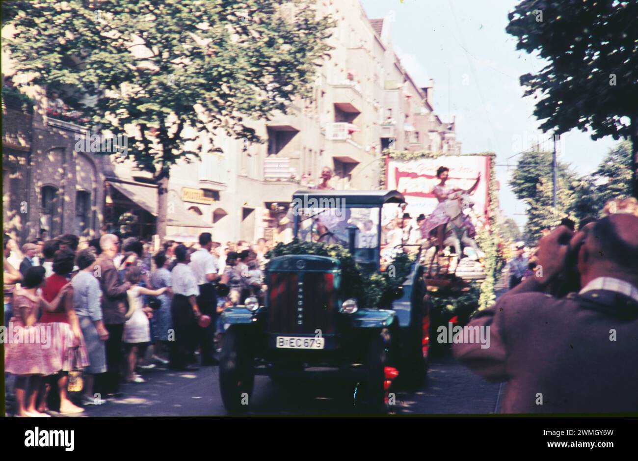 Berlin GER, Berlin, Aufnahme ca. Juli 1960, Strassenzene, 600 jahrfeier in Neukölln, gegründet 1360 *** Berlin GER, Berlin, Foto ca. Juli 1960, Straßenszene, 600 Jahre Feier in Neukölln, gegründet 1360 Stockfoto