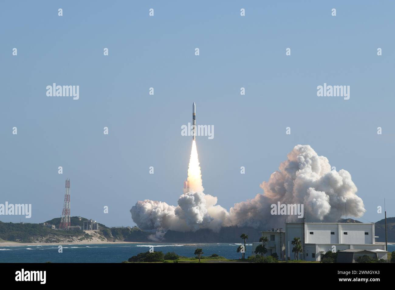 (240226) -- TOKIO, 26. Februar 2024 (Xinhua) -- dieses Aktenfoto vom 7. September 2023 zeigt eine H2A-Rakete mit Japans Mondsonde SLIM, dem Smart Lander zur Untersuchung des Mondes, die vom Tanegashima Space Center in der südwestlichen Präfektur Kagoshima, Japan, abgesprengt wird. Die japanische Raumfahrtagentur sagte am Montag, dass die Kommunikation mit der seit fast einem Monat ruhenden Mondsonde SLIM wieder hergestellt wurde. Nach Angaben der Japan Aerospace Exploration Agency (JAXA) wurde angenommen, dass SLIM Gefriertemperaturen von rund minus 170 Grad aushalten und wieder die Powe anfing Stockfoto