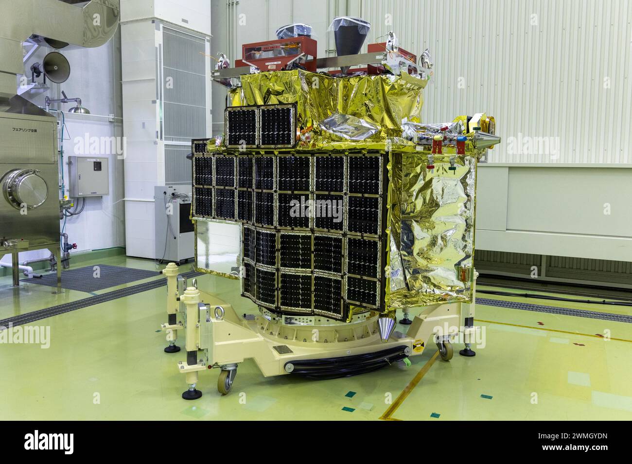 (240226) -- TOKIO, 26. Februar 2024 (Xinhua) -- dieses Aktenfoto vom 1. Juni 2023 zeigt Japans Mondsonde SLIM, den Smart Lander zur Untersuchung des Mondes, in einer Werkstatt im Tanegashima Space Center in der südwestlichen Präfektur Kagoshima, Japan. Die japanische Raumfahrtagentur sagte am Montag, dass die Kommunikation mit der seit fast einem Monat ruhenden Mondsonde SLIM wieder hergestellt wurde. Nach Angaben der Japan Aerospace Exploration Agency (JAXA) wurde angenommen, dass SLIM Gefriertemperaturen von rund minus 170 Grad aushalten und die Stromerzeugung als Sonnenlicht wieder aufnehmen konnte Stockfoto