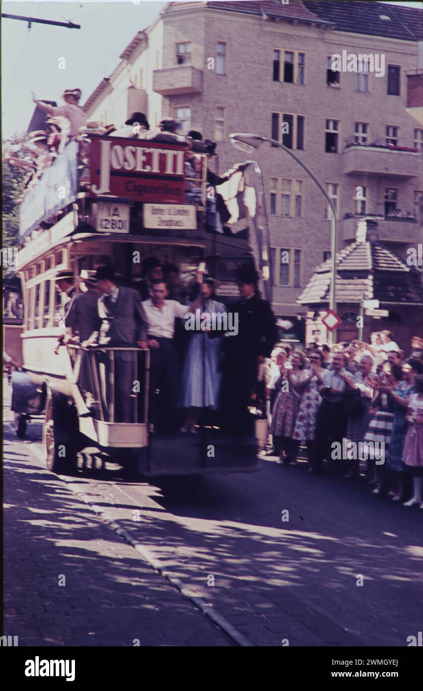 Berlin GER, Berlin, Aufnahme ca. Juli 1960, Strassenzene, 600 jahrfeier in Neukölln, gegründet 1360 *** Berlin GER, Berlin, Foto ca. Juli 1960, Straßenszene, 600 Jahre Feier in Neukölln, gegründet 1360 Stockfoto