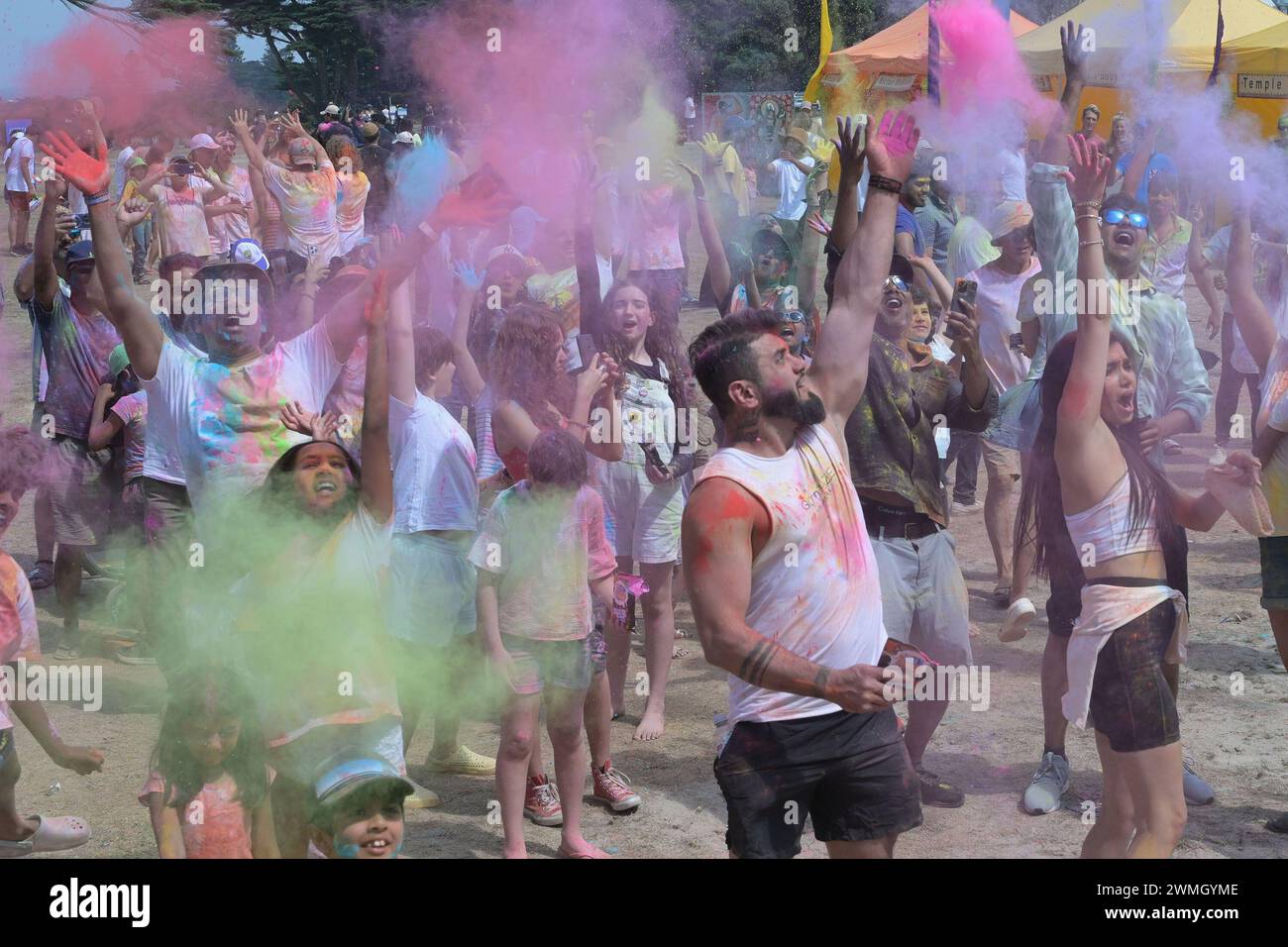 Melbourne, Victoria, Australien. Februar 2024. Menschen, die Festivals der Farben Holi (ein Teil der Feier der Einheit des menschlichen Geistes) feiern, organisiert von Explore Hare Krishna Valley in Melbourne. Holi ist eine heilige alte Tradition der Hindus, ein Urlaub in vielen staaten von Indien und Nepal mit regionalen Feiertagen in anderen Ländern. Es ist eine kulturelle Feier, die Hindus und nicht-Hindus gleichermaßen die Gelegenheit gibt, Spaß mit anderen Menschen zu haben, indem sie farbiges Wasser und Pulver namens gulal auf einander werfen, um den Triumph des Guten über das Böse zu ehren. Celebrants zünden Lagerfeuer, äh Stockfoto