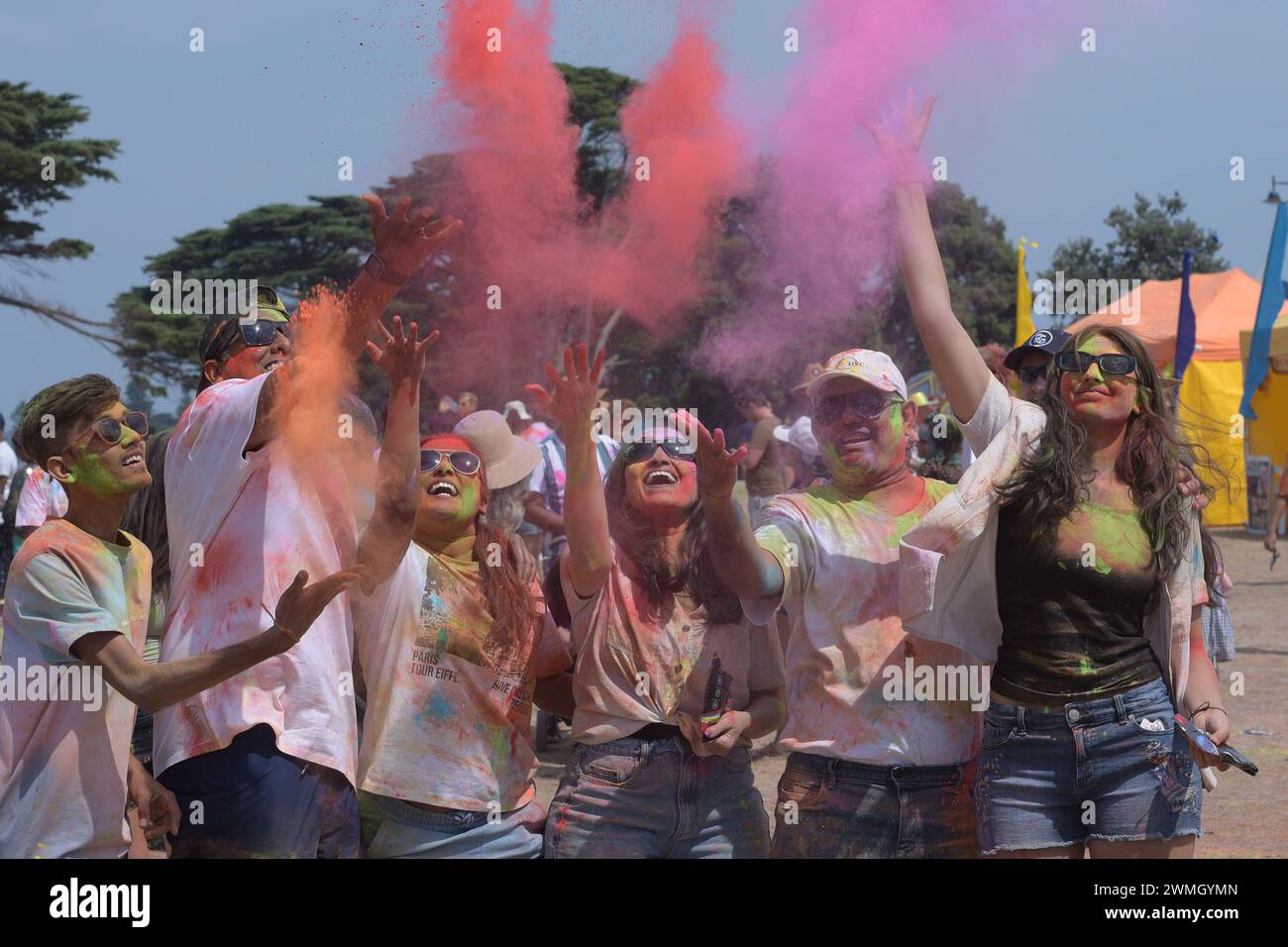 Melbourne, Victoria, Australien. Februar 2024. Menschen, die Festivals der Farben Holi (ein Teil der Feier der Einheit des menschlichen Geistes) feiern, organisiert von Explore Hare Krishna Valley in Melbourne. Holi ist eine heilige alte Tradition der Hindus, ein Urlaub in vielen staaten von Indien und Nepal mit regionalen Feiertagen in anderen Ländern. Es ist eine kulturelle Feier, die Hindus und nicht-Hindus gleichermaßen die Gelegenheit gibt, Spaß mit anderen Menschen zu haben, indem sie farbiges Wasser und Pulver namens gulal auf einander werfen, um den Triumph des Guten über das Böse zu ehren. Celebrants zünden Lagerfeuer, äh Stockfoto