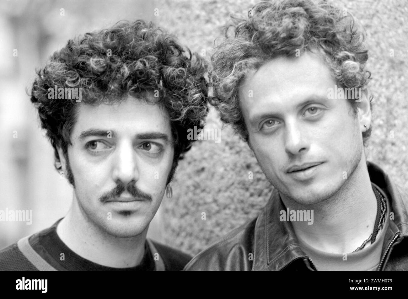 Mailand Italien 20.04.1998: Niccolò Fabi und Max Gazzè, italienische Sänger, während des Fotoshootings zur Präsentation des Liedes „Vento D'Estate“ Stockfoto