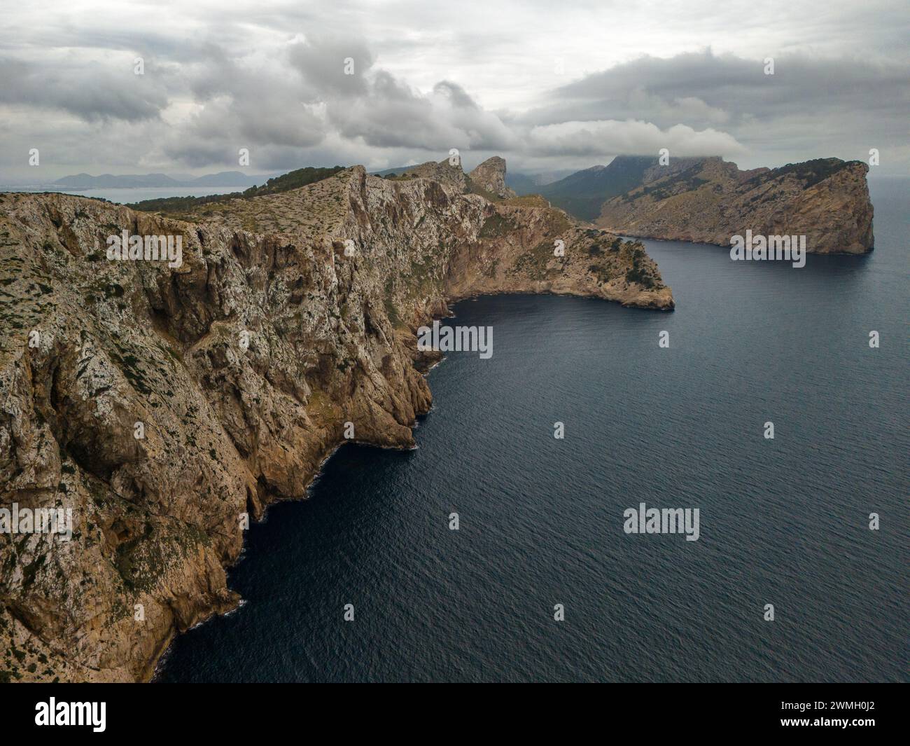 Ein Blick aus der Vogelperspektive auf die majestätischen Klippen der Halbinsel Formentor. Mallorca Stockfoto