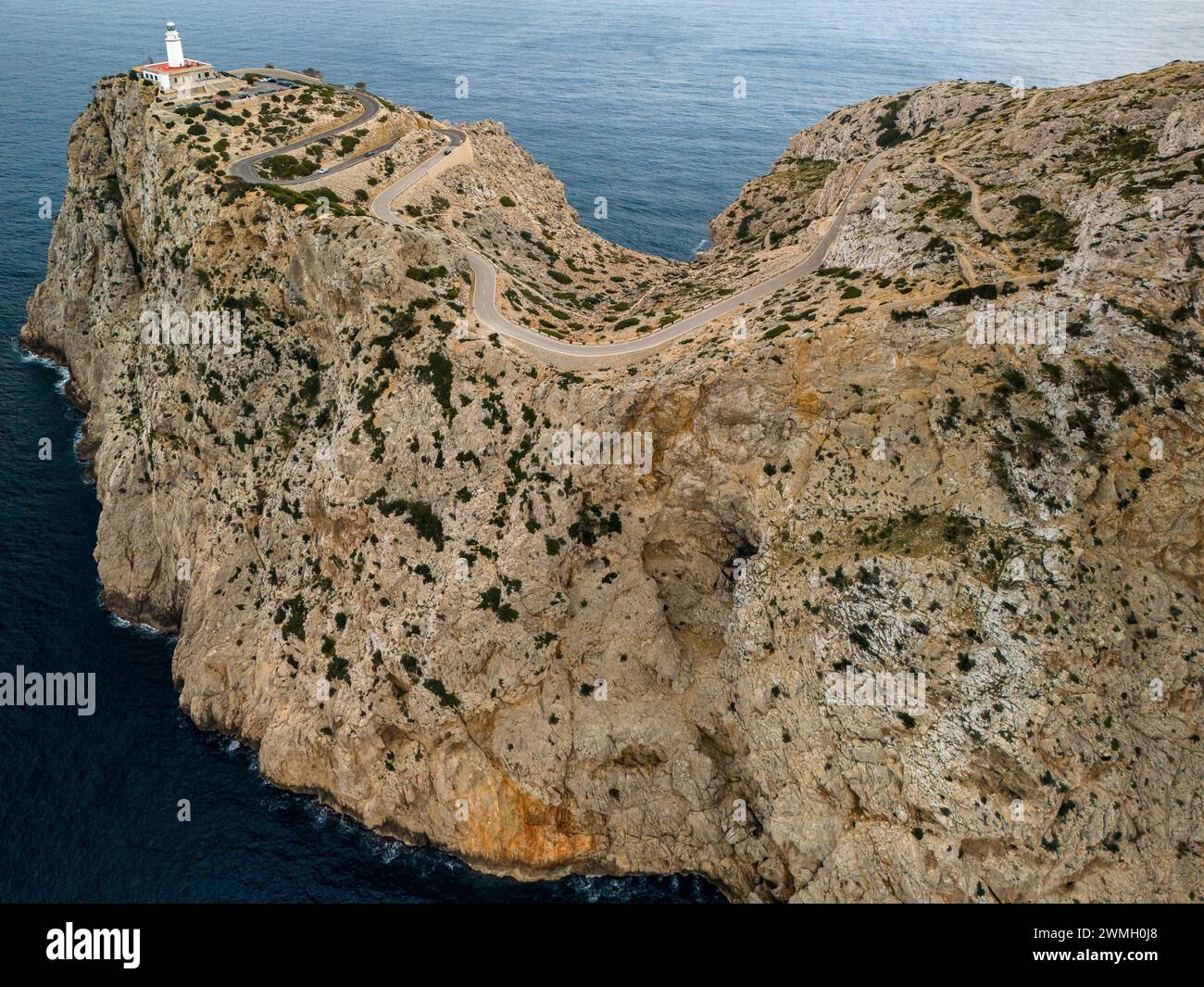 Ein Blick aus der Vogelperspektive auf den Leuchtturm von Cap de Formentor. Mallorca, Spanien Stockfoto