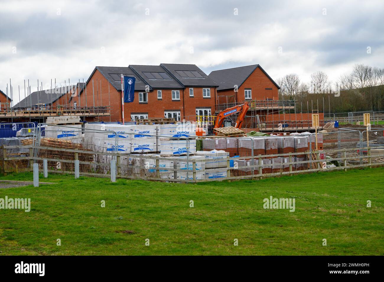 Neue Häuser werden am Rande einer Stadt in einer scheinbar grünen Gegend gebaut. Stockfoto