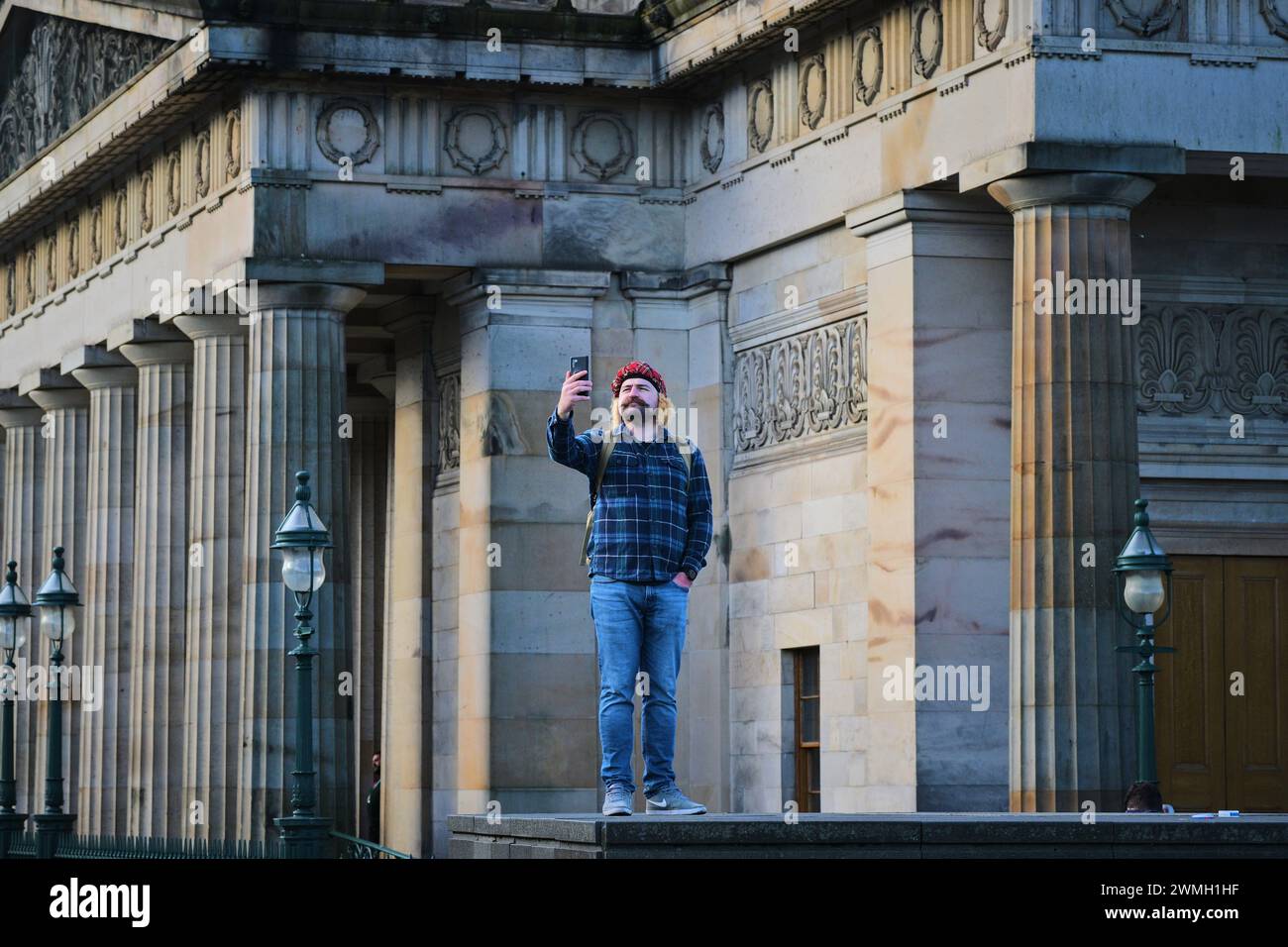 Edinburgh Schottland, Vereinigtes Königreich 26. Februar 2024. Das tägliche Leben auf dem Hügel neben den National Galleries of Scotland. Credit sst/alamy Live News Stockfoto