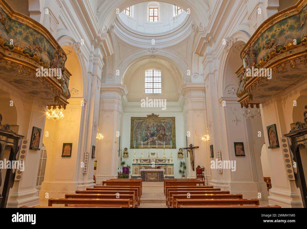MONOPOLI, ITALIEN - 6. MÄRZ 2022: Das Kirchenschiff der Kirche Chiesa di Santa Theresia. Stockfoto