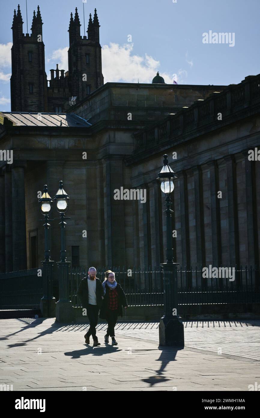 Edinburgh Schottland, Vereinigtes Königreich 26. Februar 2024. Das tägliche Leben auf dem Hügel neben den National Galleries of Scotland. Credit sst/alamy Live News Stockfoto