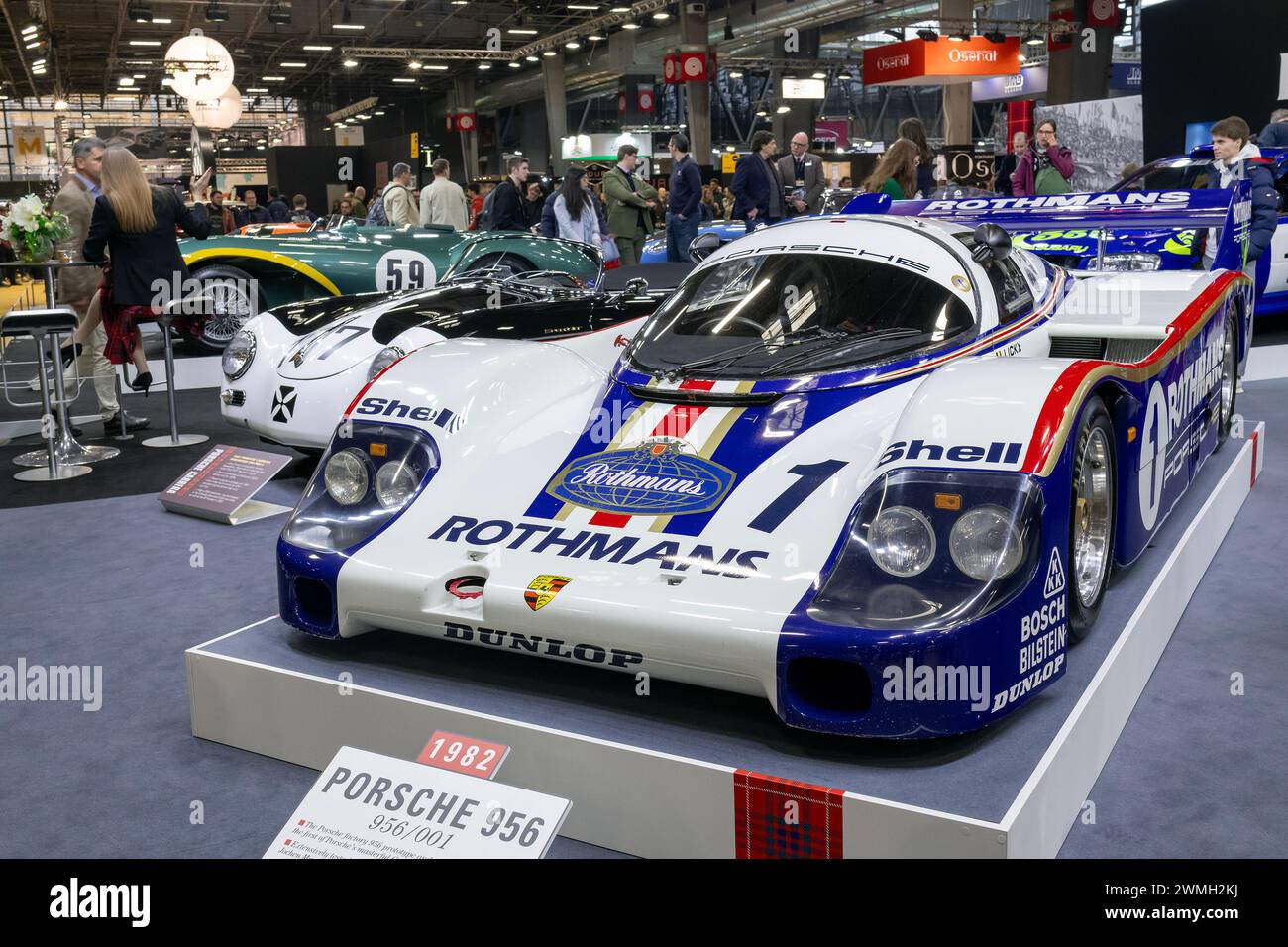 Paris, Frankreich - Rétromobile 2023. Mit Rothmans-Lackierung 1982 Porsche 956 steht ein Blau im Vordergrund. Fahrgestellnr 001. Stockfoto