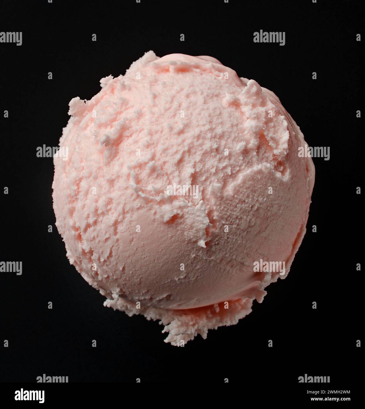 Rosafarbene Eiskugel isoliert auf schwarzem Hintergrund, Draufsicht Stockfoto