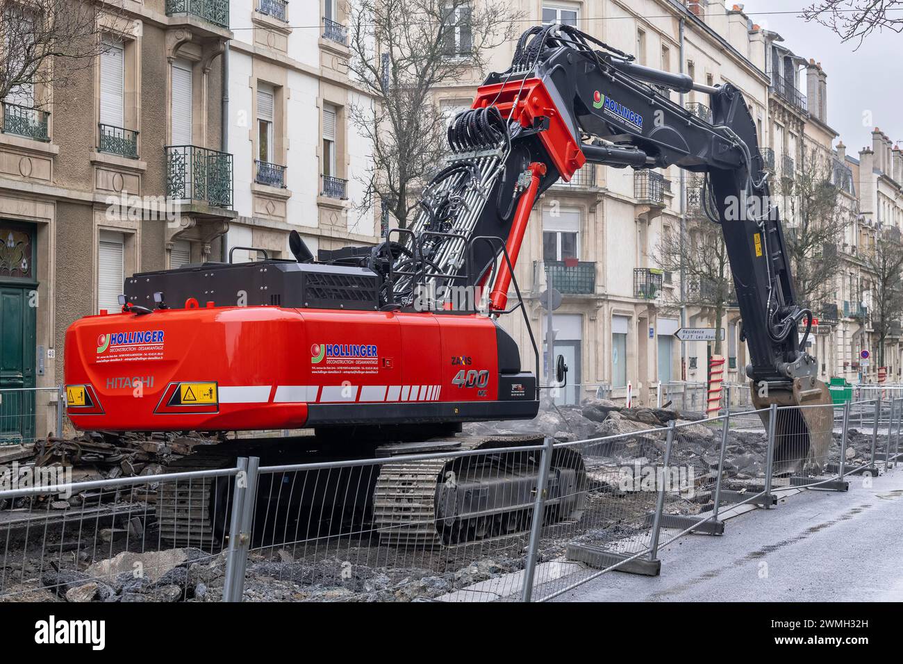 Nancy, Frankreich – Roter Raupenbagger Hitachi ZX400MC-7 für den Abbruch der alten Straßenbahnplattform. Stockfoto