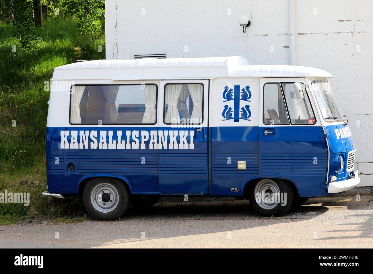 1974 Peugeot J7 Kansallis-Osake-Pankki Bankwagen. Die besten finnischen Bankfahrzeuge waren die 1960er und 70er Jahre Salo, Finnland. Juni 2022. Stockfoto