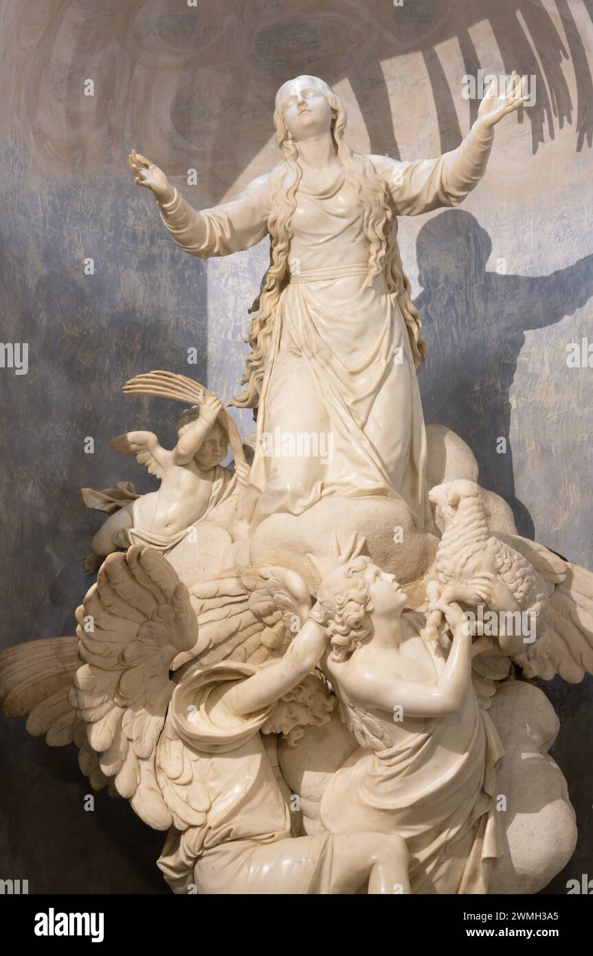 GENOVA, ITALIEN - 8. MÄRZ 2023: Die Marmorstatue von St. Agnese in der Kirche Chiesa di Nostra Signora del Carmine e Sant Agnese Stockfoto