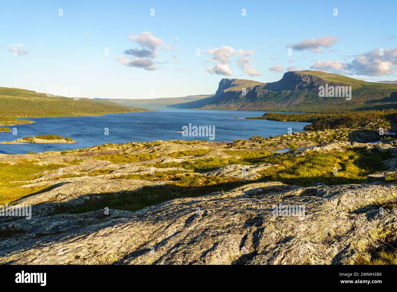 Sommerlandschaft im Nationalpark Stora sjöfallet im sonnigen Abendlicht mit Bergen und See, Gällivare County, Schwedisch Lappland, Schweden Stockfoto