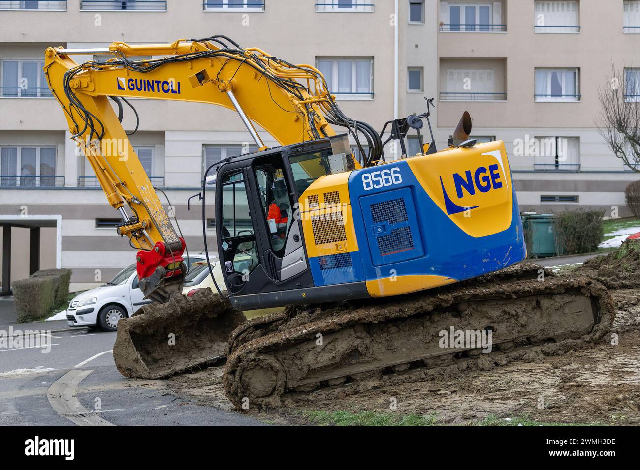 Saint-Max, Frankreich – Schwerpunkt auf einem gelb-blauen Raupenbagger Hitachi ZX225USLC‑6 für Erdarbeiten auf einer Baustelle. Stockfoto