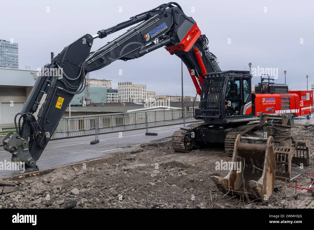 Nancy, Frankreich – Roter Raupenbagger Hitachi ZX400MC-7 für den Abbruch der alten Straßenbahnplattform. Stockfoto