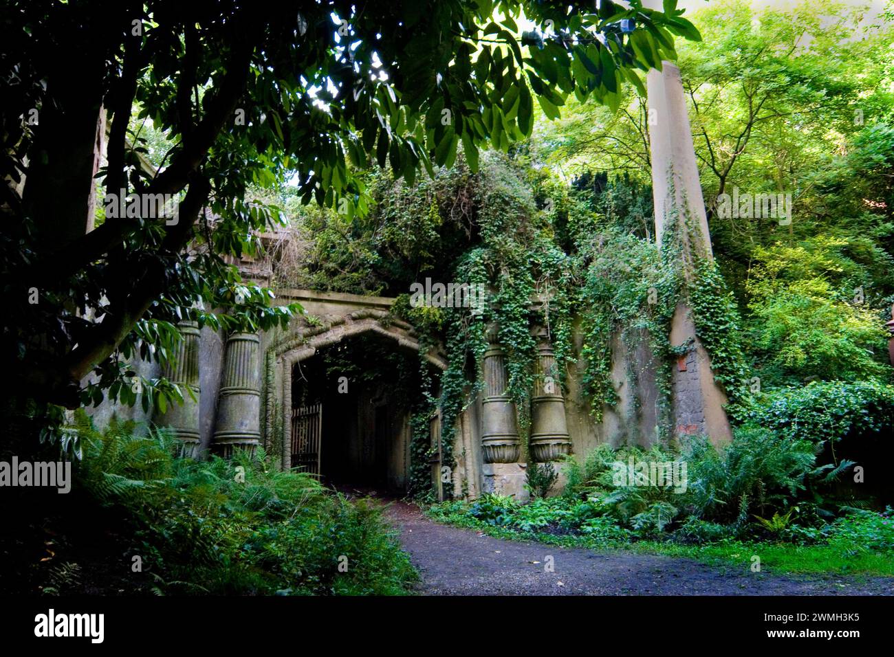 Eintritt zum Circle of Libanon am Highgate Cemetery London - Stockfoto