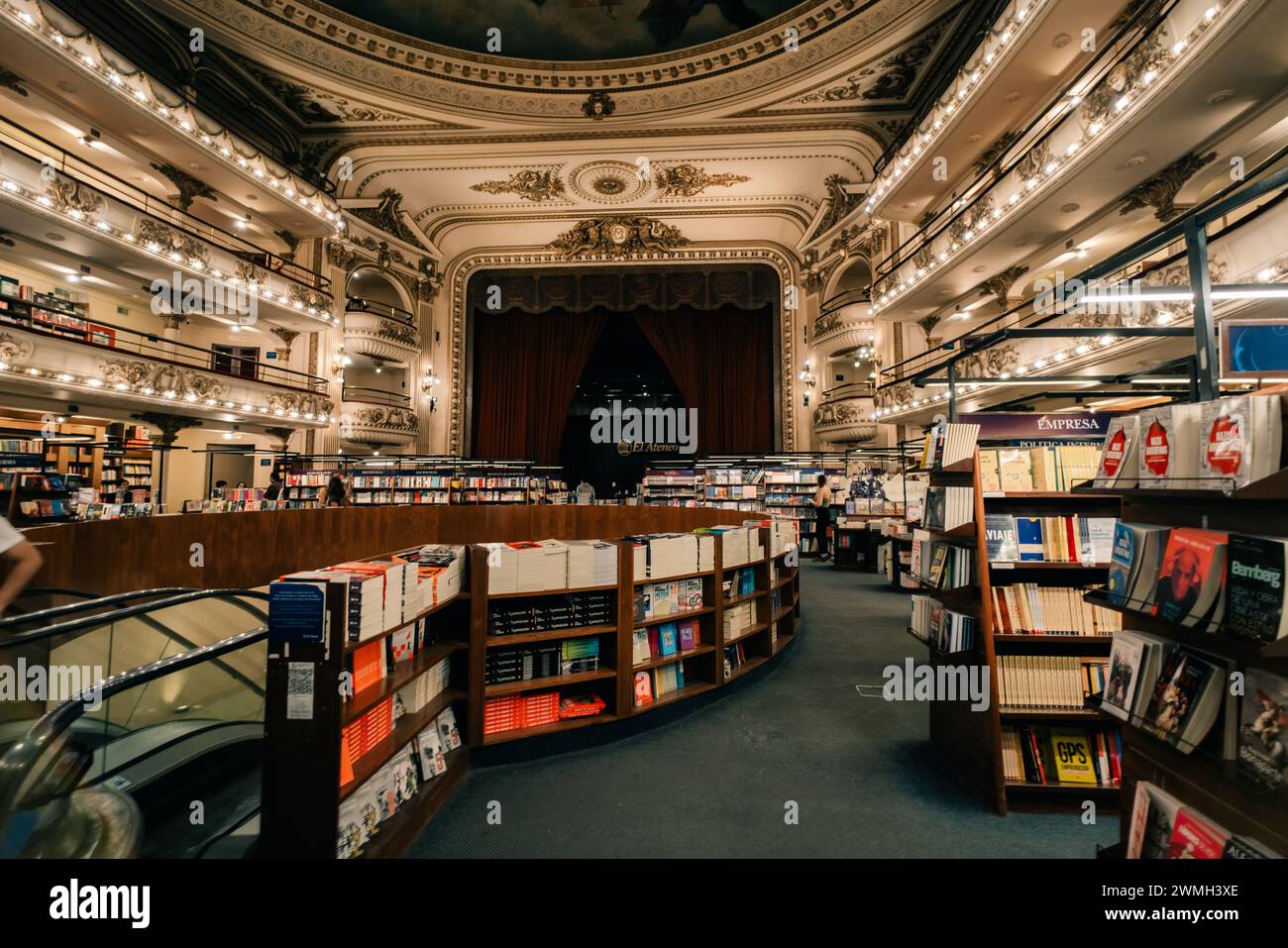 Buenos Aires, Argentinien - 2. september 2023 das berühmte El Ateneo Grand Splendid, ein Buchladen-Set. Hochwertige Fotos Stockfoto