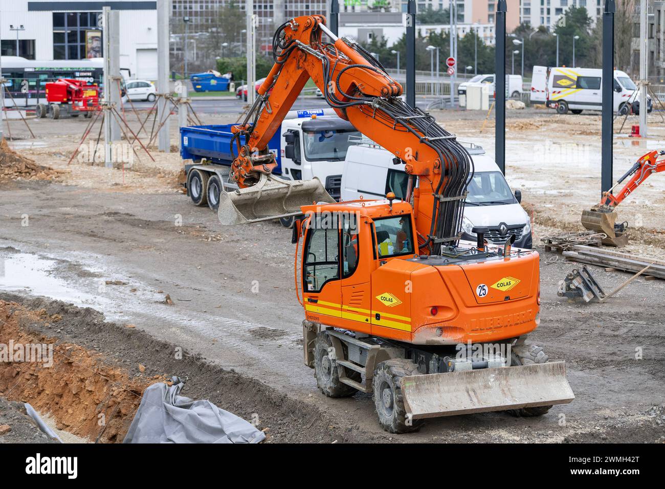 Nancy, Frankreich – Schwerpunkt auf einem orangefarbenen Radbagger Liebherr A 914 Compact Litronic für Erdarbeiten auf einer Baustelle. Stockfoto