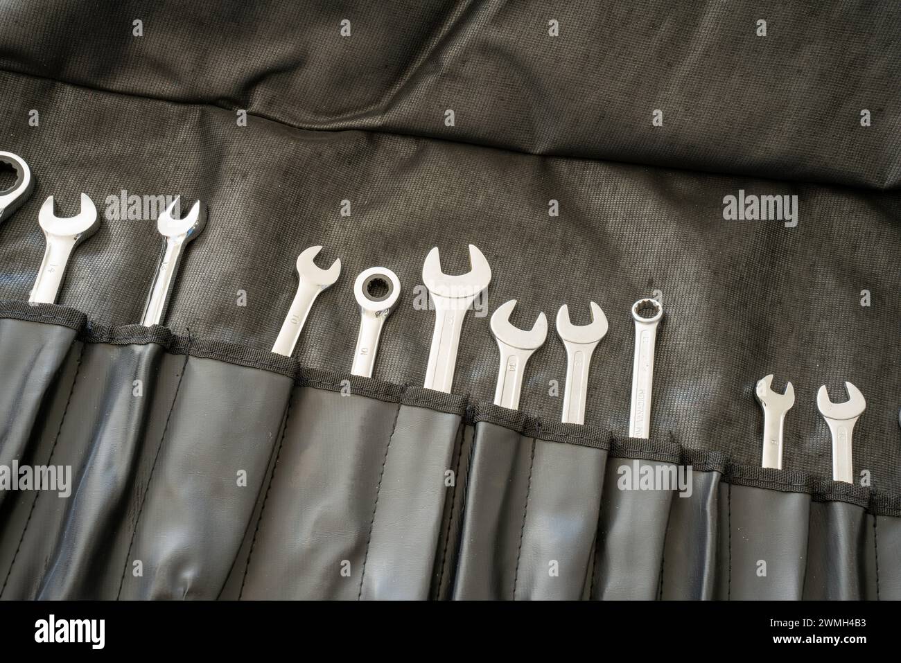 Sortiment von Schraubenschlüsseln in verschiedenen Größen in Werkzeugtasche. Stockfoto