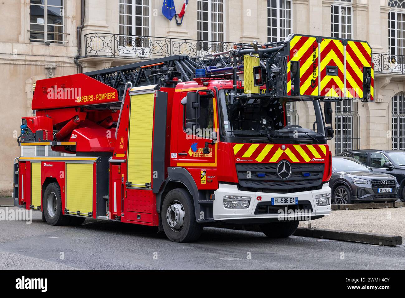 Nancy, Frankreich - Drehleiter mit der Feuerwehr in Frankreich der Feuerwehr und Rettungsdienst Meurthe-et-Moselle (SDIS 54). Stockfoto