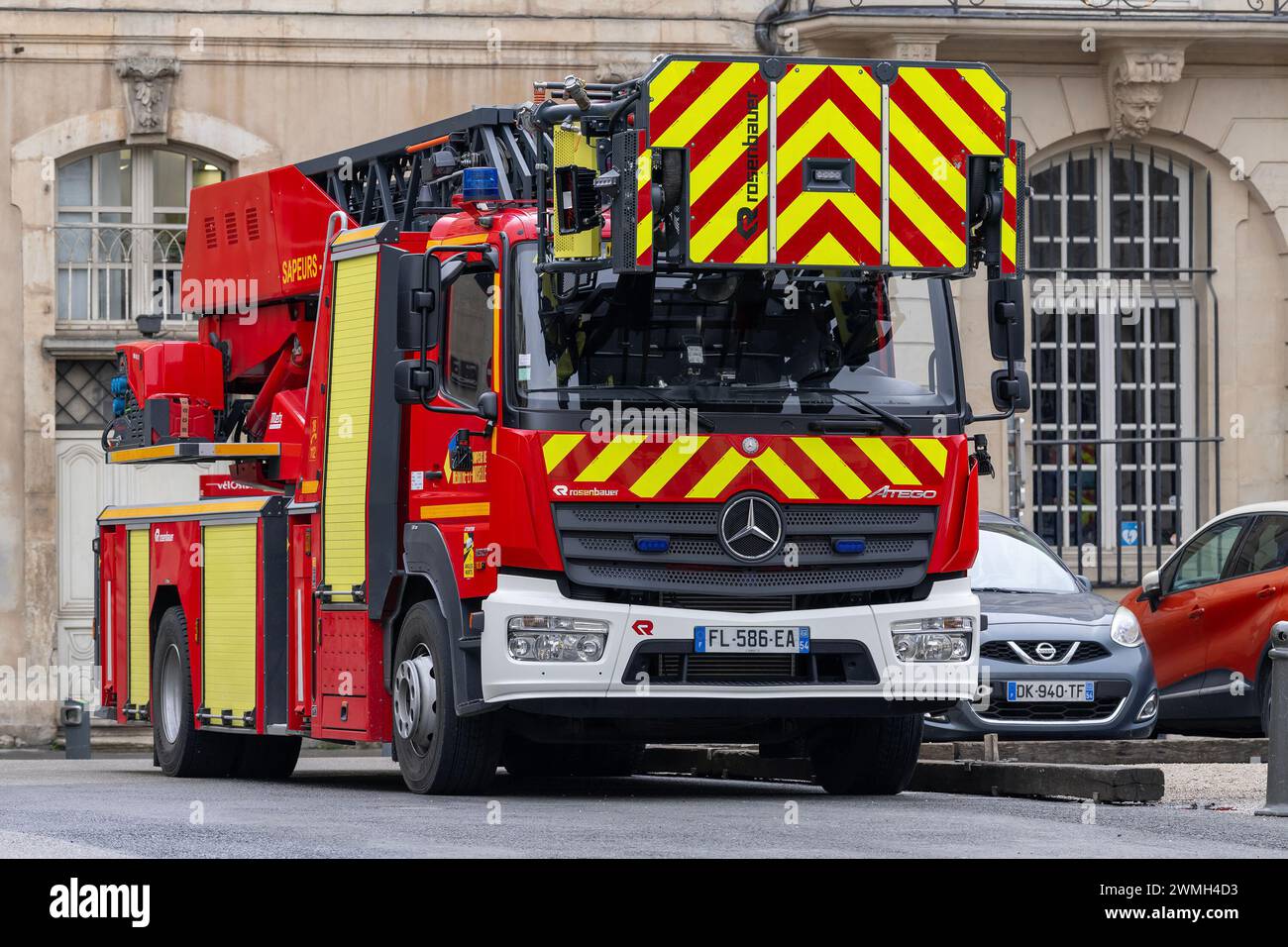 Nancy, Frankreich - Drehleiter mit der Feuerwehr in Frankreich der Feuerwehr und Rettungsdienst Meurthe-et-Moselle (SDIS 54). Stockfoto