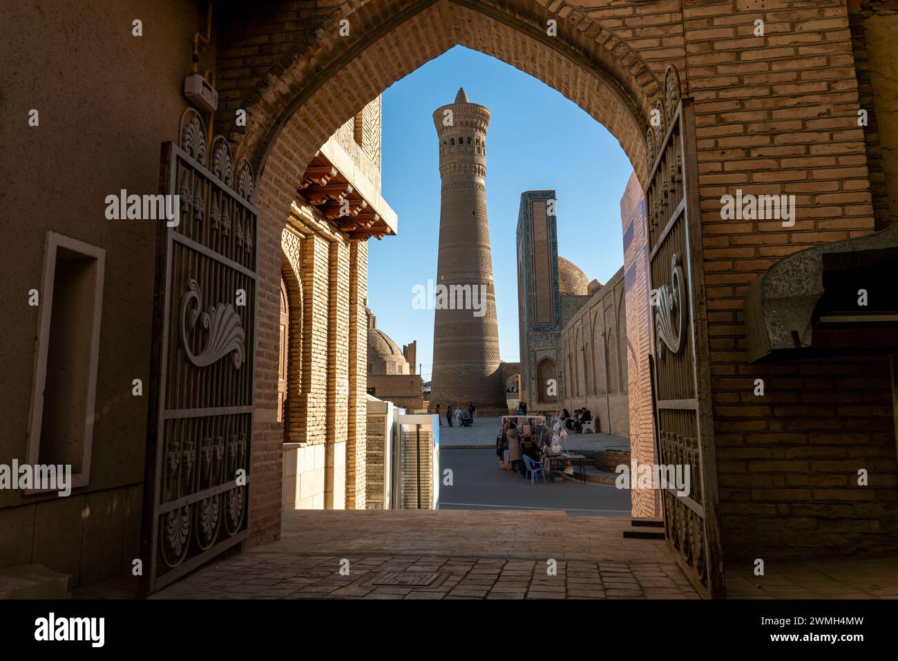 Usbekistan, Buchara. Blick durch das bogenförmige Tor zum POI Kalyan ist ein architektonisches Ensemble am Fuße des Kalyan Minarets. Kalyan Minarett, Kalyan Mo Stockfoto