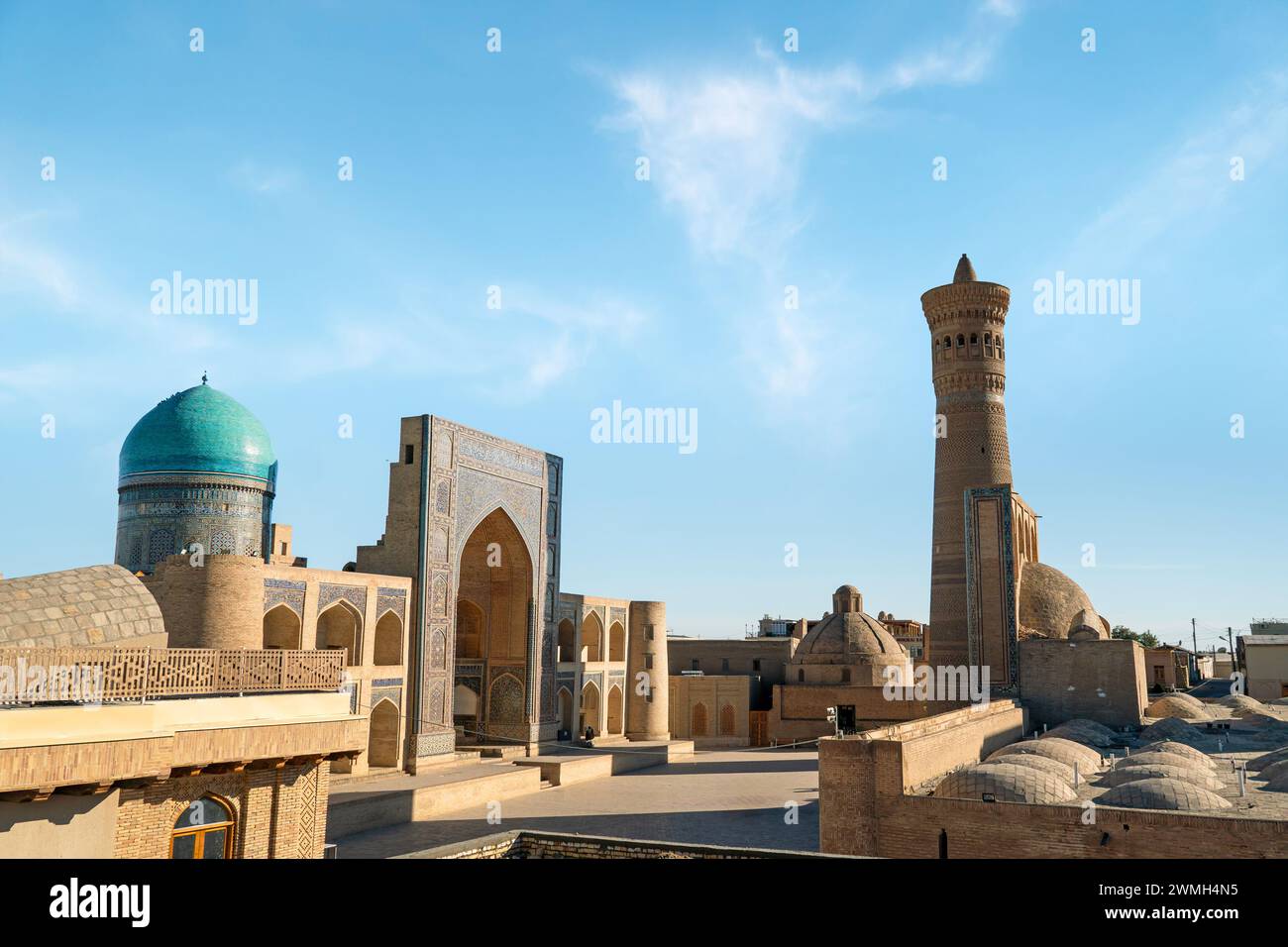 Fantastischer Blick auf die mir-i-Arab Madrasa, das Kalan Minaret und die Kalan Moschee in Buchara, Usbekistan. Der Po-i-Kalan Komplex ist eine beliebte Touristenattraktion Stockfoto