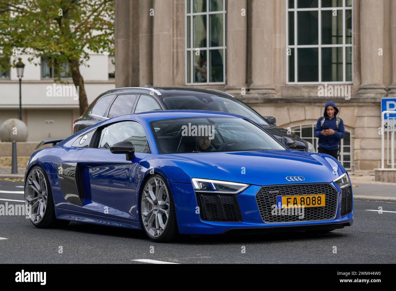 Luxemburg-Stadt, Luxemburg – der blaue Audi R8 V10 Plus fährt auf der Straße. Stockfoto