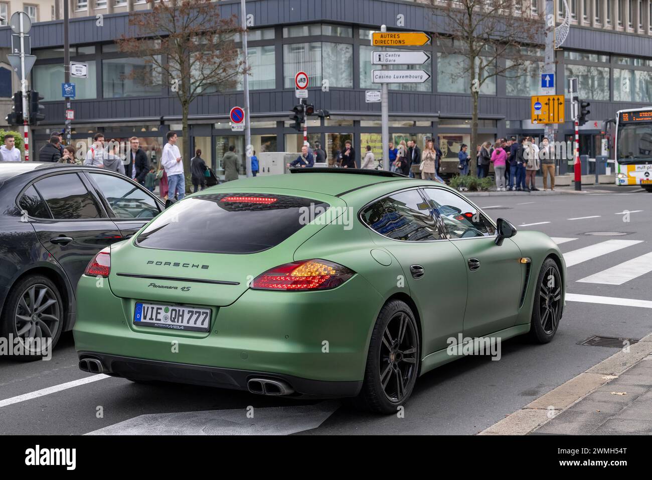 Luxemburg-Stadt, Luxemburg – der Porsche Panamera 4S fährt auf der Straße in mattem Grün. Stockfoto