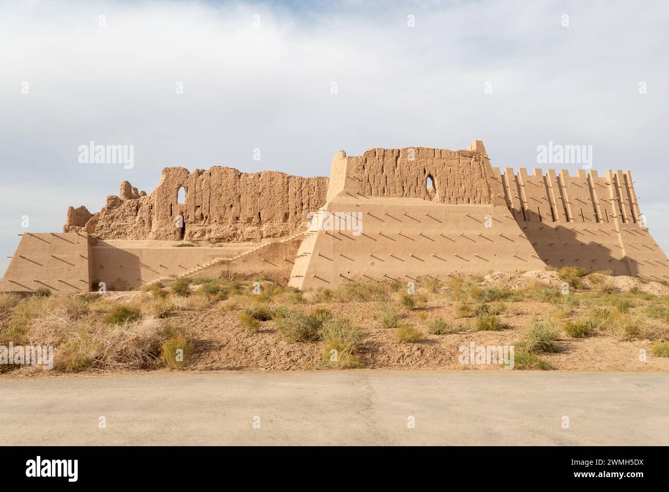 Ruinen der Festung Kyzyl-Kala des alten Choresm in der kyzylkum Wüste. Usbekistan Stockfoto