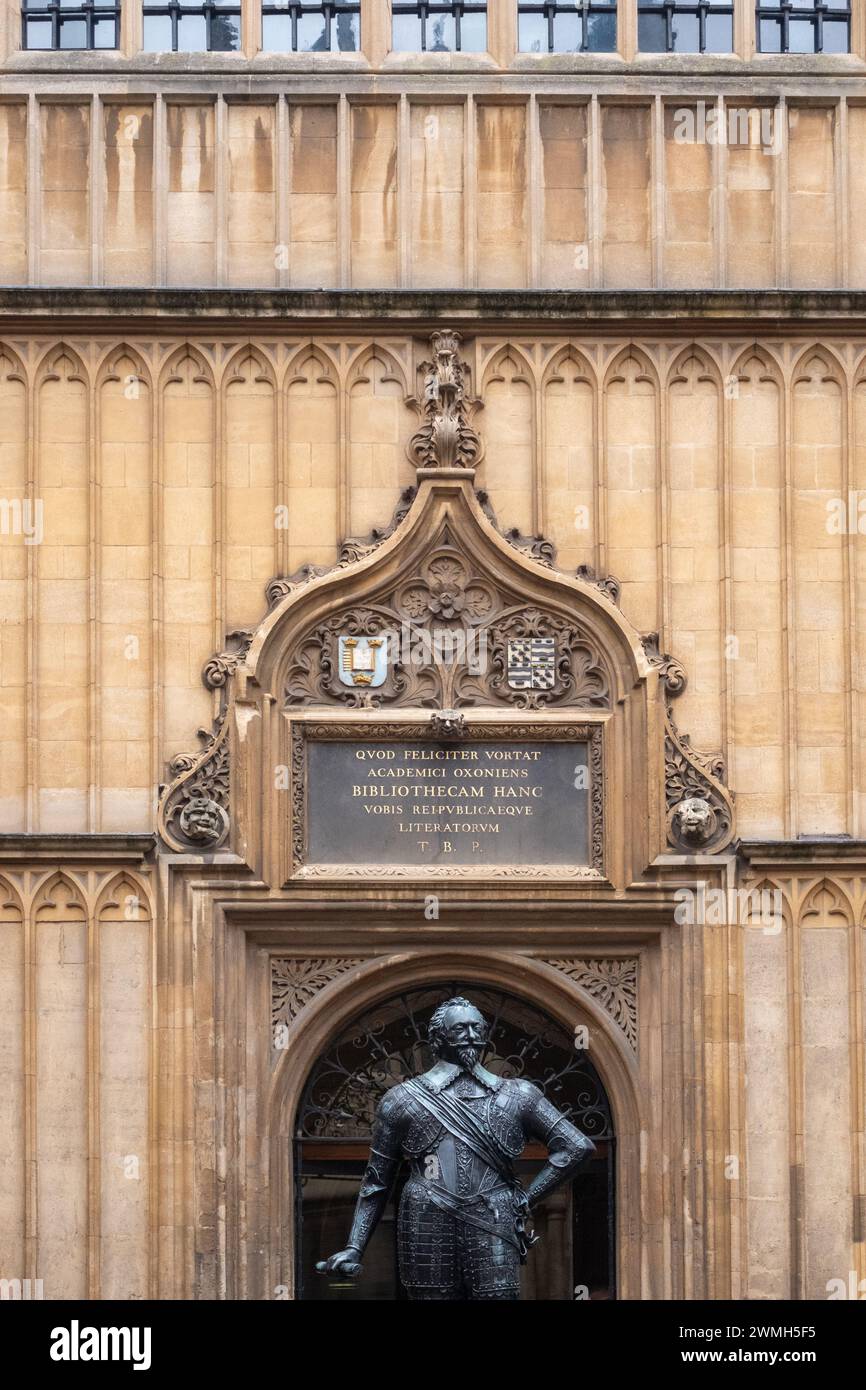 Statue des Earl of Pembroke, Gründer des Pembroke College an der Oxford University, im Innenhof der Bodleian Library in Oxford, Großbritannien Stockfoto