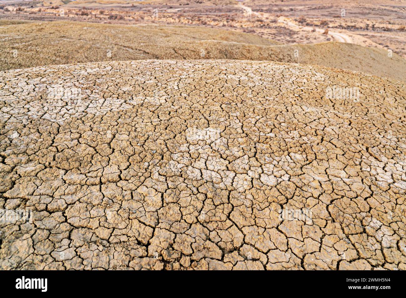 Trockene Küste, das Problem des Aral-Meeres. Küste des ausgetrockneten Meeres. Der vertrocknete Boden des Aral-Meeres. Stockfoto