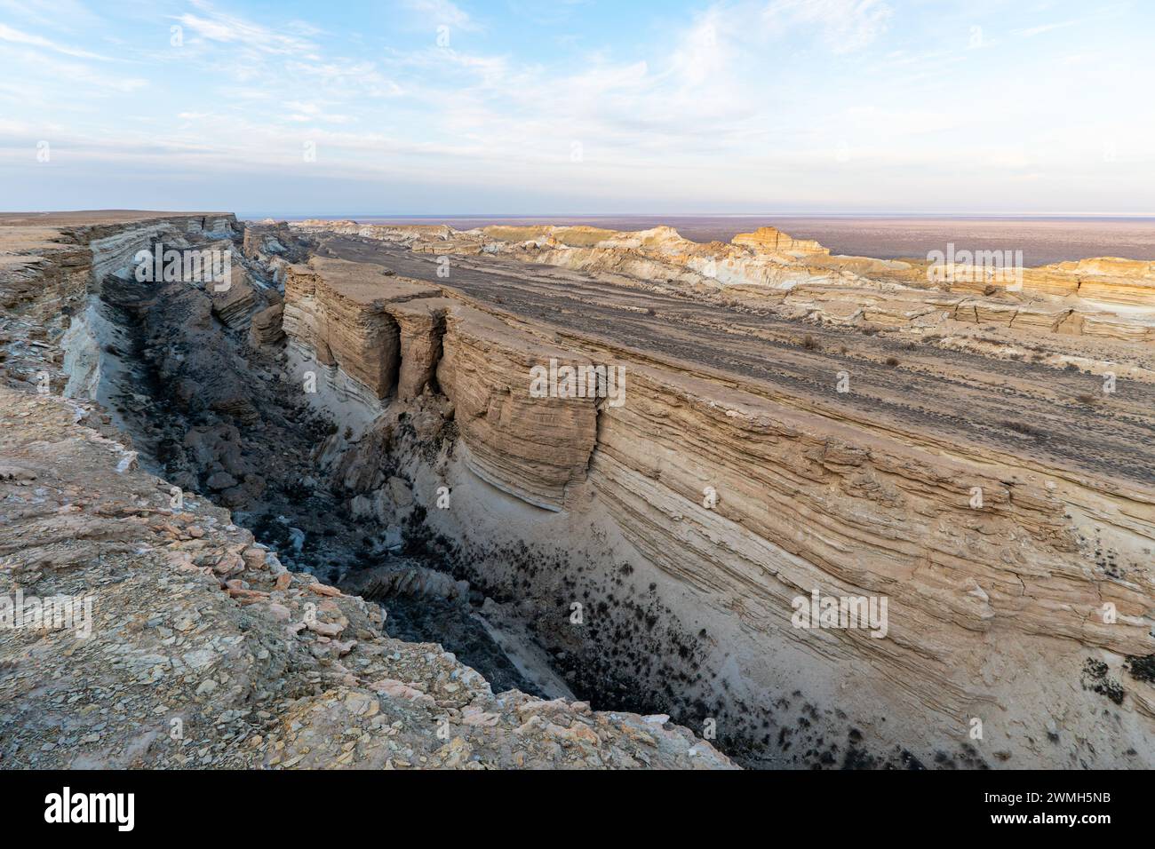 Trockene Küste, das Problem des Aral-Meeres. Küste des ausgetrockneten Meeres. Der vertrocknete Boden des Aral-Meeres. Stockfoto
