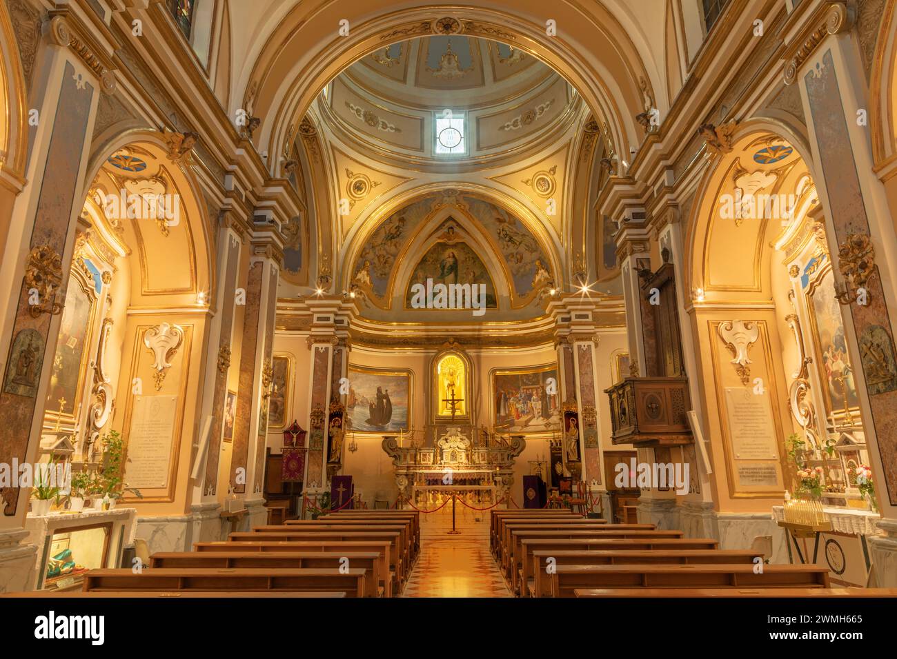 MATERA, ITALIEN - 7. MÄRZ 2022: Das Kirchenschiff Chiesa di San Francesco da Paola. Stockfoto