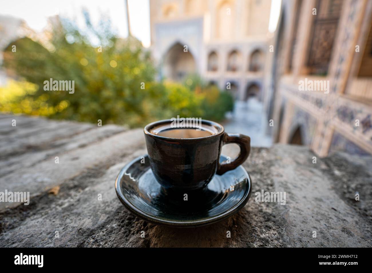 Eine Tasse schwarzem Americano-Kaffee in einem Café vor Ort Stockfoto
