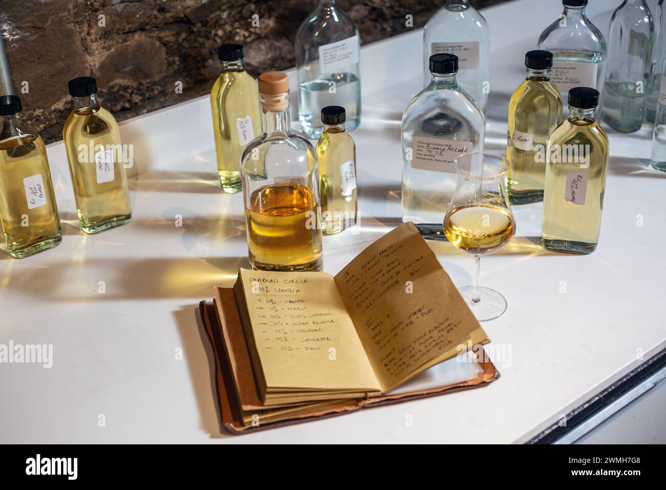 Whiskys werden im Holyrood Distillery Blending Room in Edinburgh, Schottland, gemischt . Stockfoto